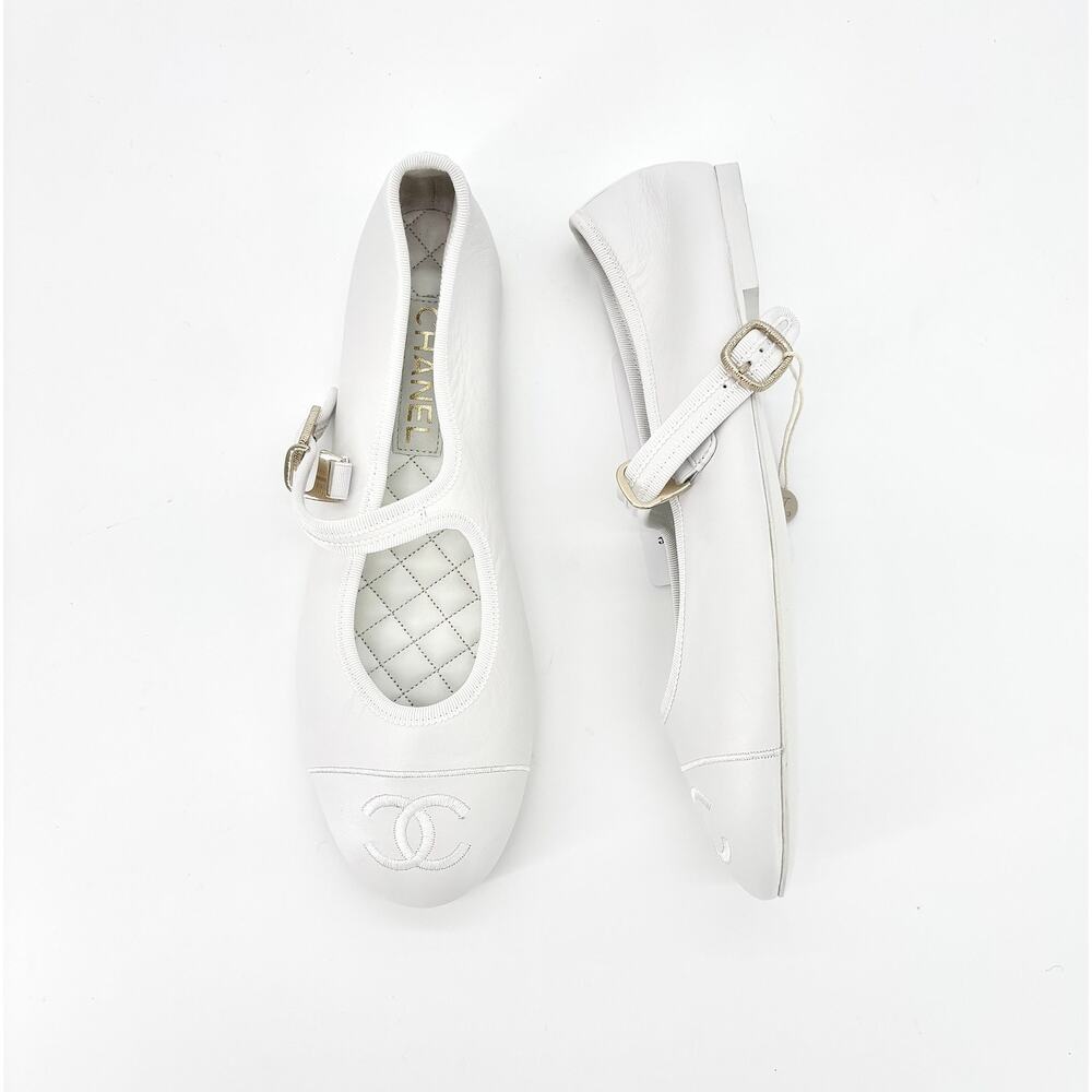 NEW Chanel 2024 Interlocking CC Logo White Leather Cap Toe Ballerina Flats 42